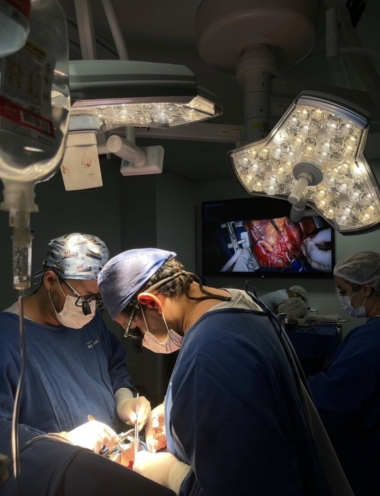 Equipe cirúrgica em procedimento no Hospital Ruy Azeredo