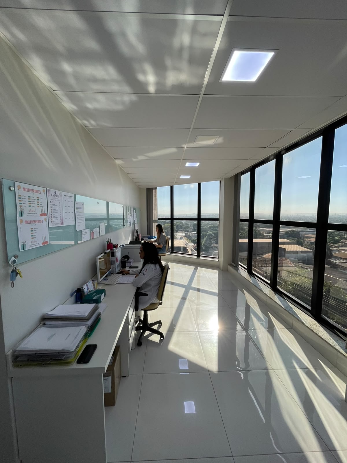 Sala de coordenação de pesquisa com luz natural